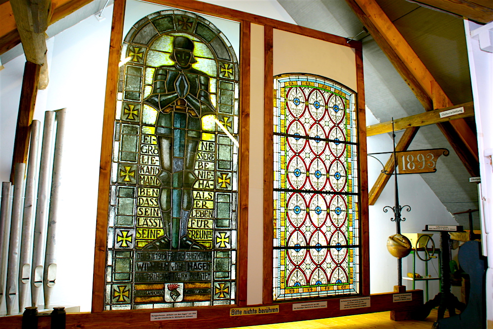 Restaurierte Kirchenfenster in der historischen Sammlung Groß Schneen – Heimat.Museum.Südniedersachsen