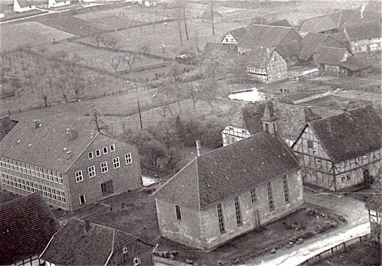 Luftbild von St. Nikolai in Groß Schneen, 1957.