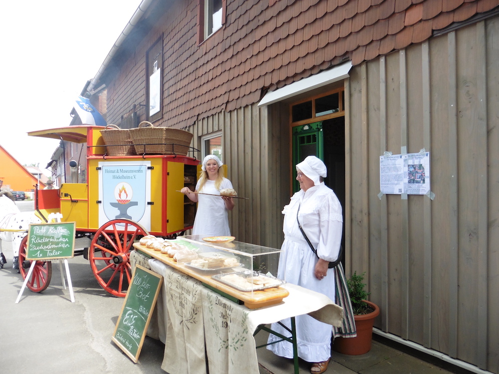 Mobiler Bäckerwagen vor dem Dorfmuseum "Zur Schmiede" in Höckelheim – Museen Südniedersachsen