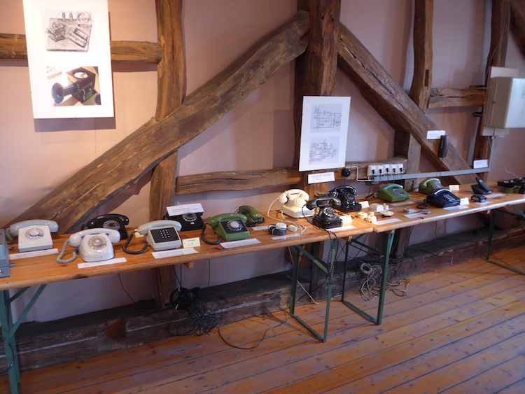Telefone in der Ausstellung Fernmeldetechnik früher und heute im Steinarbeitermuseum Adelebsen